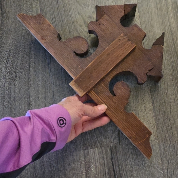 Elegant Brown Wall Shelf with Carved Details - Picture 3 of 6